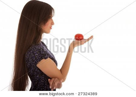 bella donna tenendo un pomodoro sul bianco