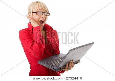 giovane ragazza divertente con il computer portatile sul bianco