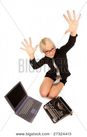 Frustrato Laptop e stampa donna sul bianco