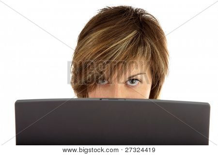 Cute giovane donna con il computer portatile sul bianco