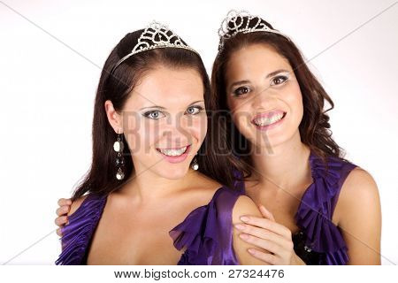 Ritratto di due giovani donne sul bianco