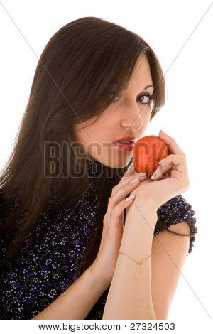 giovane bella ragazza con pomodoro sul bianco
