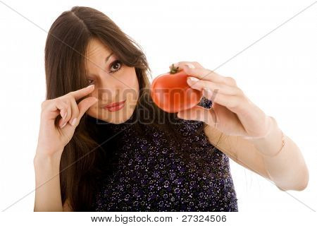 Bella ragazza con pomodoro sul bianco