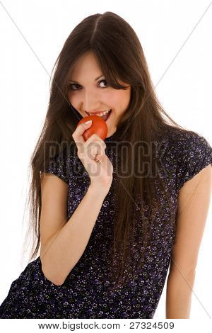 giovane bella ragazza con pomodoro sul bianco