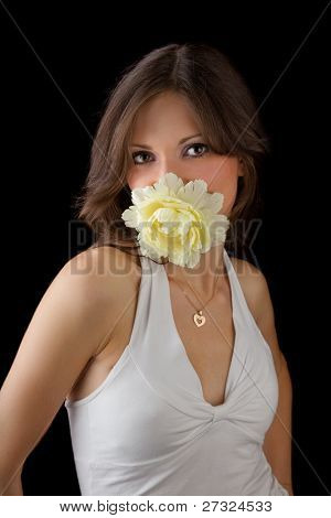 Ritratto di giovane bella ragazza con fiore