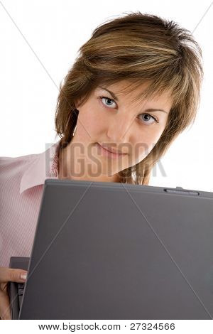 Cute giovane donna con il computer portatile sul bianco