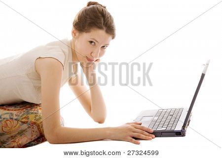 Cute giovane donna con il computer portatile sul bianco