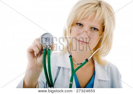 Giovane medico femmina isolato su sfondo bianco