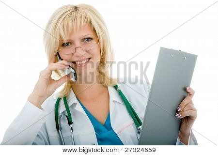 Un bel giovane biondo femmina medico, dentista, infermiere che trasportano archivi medici.