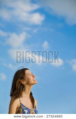 Sorridente giovane ragazza rilassante all'aperto