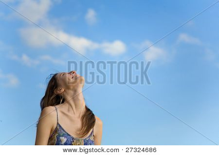 Sorridente giovane ragazza rilassante all'aperto