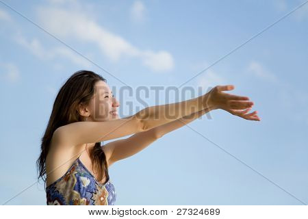 Sorridente giovane ragazza rilassante all'aperto