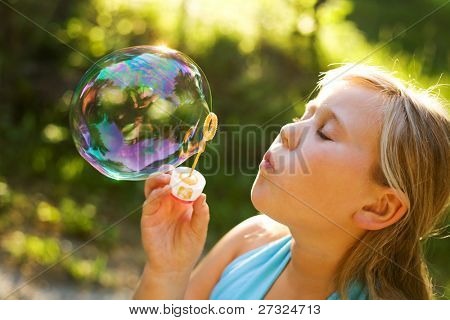 Bella ragazza divertirsi con bolla di sapone