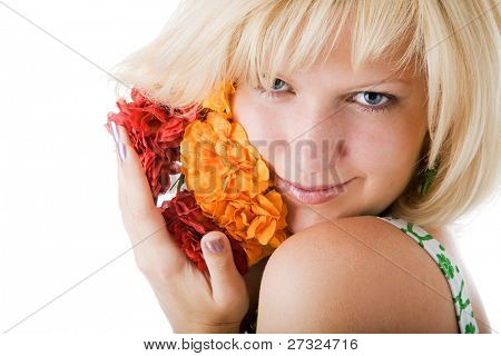 Closeup di giovane donna attraente con fiore rosso sorridente