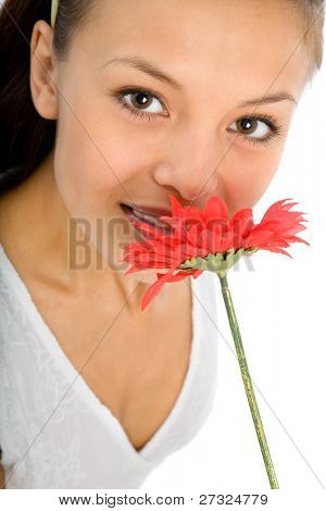  giovane donna attraente con fiore rosso sorridente