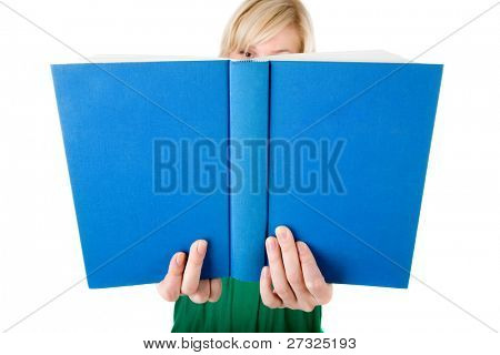 Giovane bella ragazza con libro sul bianco