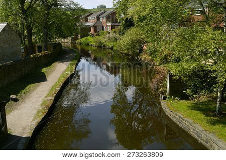 Houses By The Hudderfield Narrow Canal In Friezland Saddleworth Moor, Oldham