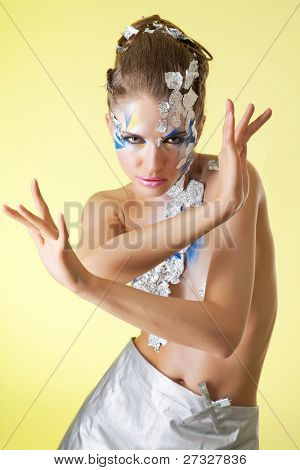  portrét krásné dívky s kreativní bodyart
