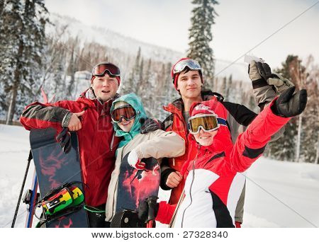 Gelukkig snowboard team in winter bergen