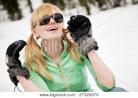  Mladý snowboardista dosáhne rukama na sněhu