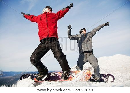 Šťastný tým snowboardistů v zimních horách
