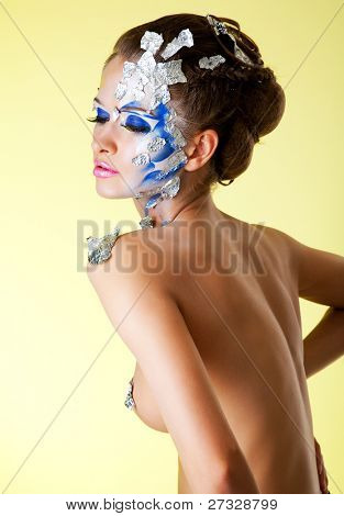  portrét krásné dívky s kreativní bodyart