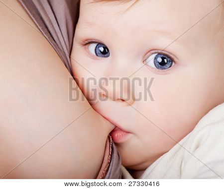 Malé dítě, kojení dívka