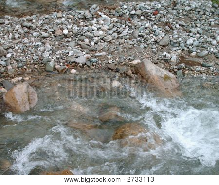 Un fiume e rocce