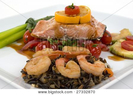 Salmone, asparagi, riso selvatico con gamberi, cipolla, peperoni arrosto e pomodori con salsa di melograno