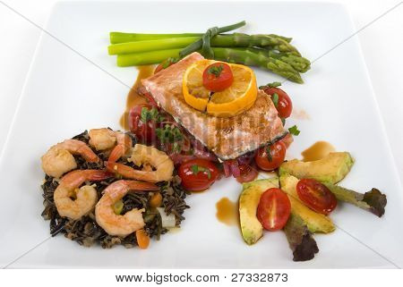 Salmone, asparagi, riso selvatico con gamberi, cipolla, peperoni arrosto e pomodori con salsa di melograno