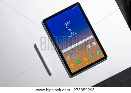 Closeup Review Photos Of Samsung Galaxy Tab 4 In Saigon / Vietnam, 7 December 2018
