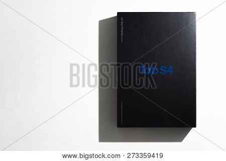 Closeup Review Photos Of Samsung Galaxy Tab 4 In Saigon / Vietnam, 7 December 2018