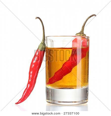 verre de poivre rouge et vodka chili peppers isolé on white