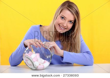 Gurmána žena jíst marshmallows