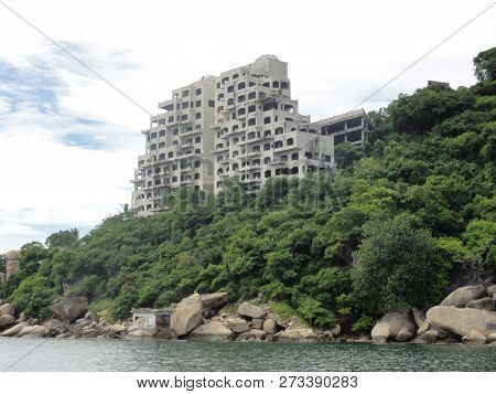 Bordered Of Mountains, The Bay Offers A Superblandscape But Was Difficult To Arrange, Blocking The H