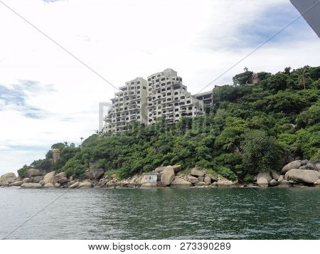Bordered Of Mountains, The Bay Offers A Superblandscape But Was Difficult To Arrange, Blocking The H