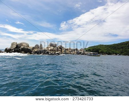 Bordered of mountains, the bay offers a superblandscape but was difficult to arrange, blocking the h