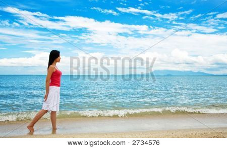 Rotes Kleid Mädchen spazieren am Strand