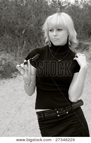 Mujer con un cuchillo de lanzar