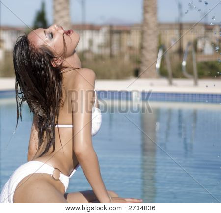 水着でセクシーな女性