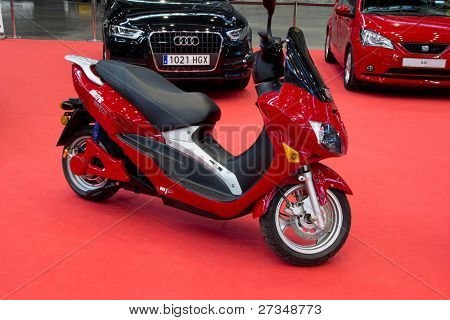 VALENCIA, Spagna - 5 dicembre: Un 2012 EcoTer Scooter elettrico in esposizione presso il 2011 Valencia auto Sho