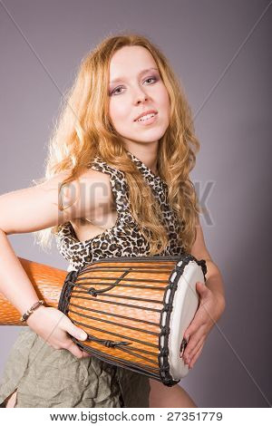 Dívka bubnování