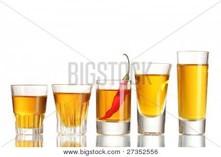 verres de poivre rouge et vodka piment isolé on white