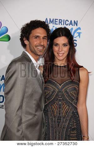 LOS ANGELES - 9 de dezembro: Ethan Zohn; Jenna Morasca chega em 2011 americano dando Awards em Jeferson