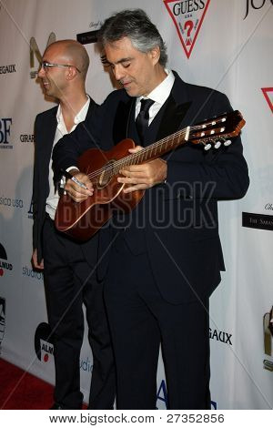 LOS ANGELES - 9 de dezembro: Andrea Bocelli chega o lançamento de The Andrea Bocelli Foundation em Bever