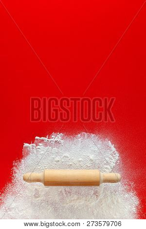 Rrolling Pin And Flour On Red Table - Vivid Scarlet Background Large Copy Space