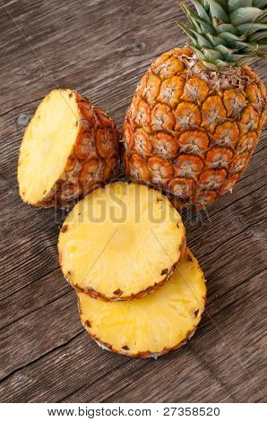 Moden skæres ananas