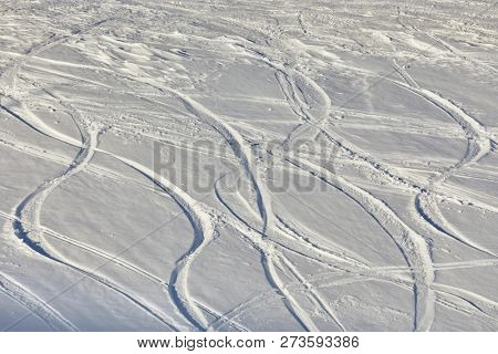 Skier' and snowboarder's curves in the snow