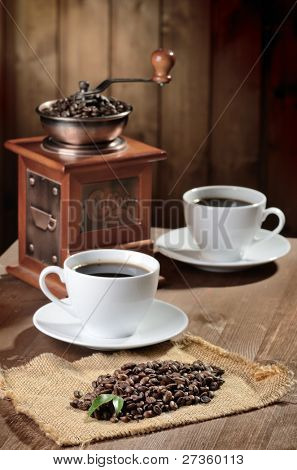 Kaffeebohnen und alte Kaffeemühle