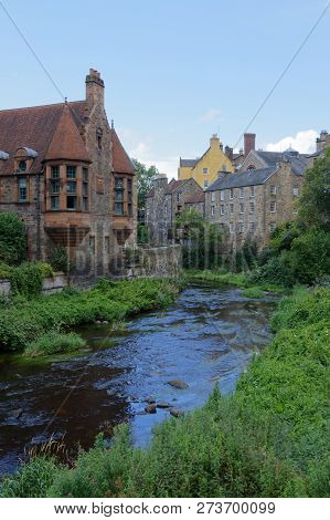 Edinburgh, Scotland, Uk - August 5: 2017: The Water Of Leith Winds It Way Past A Quaint Area Of Dean